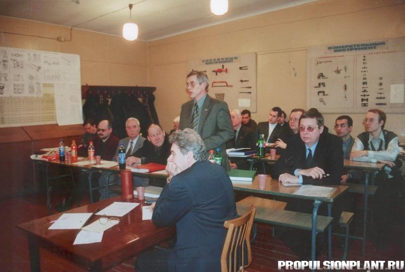 2003 февраль Защита дипломов на Звезде_выступает Паюсов_слушают Медведев Фасолько Курский Семионичев Мел.jpg
