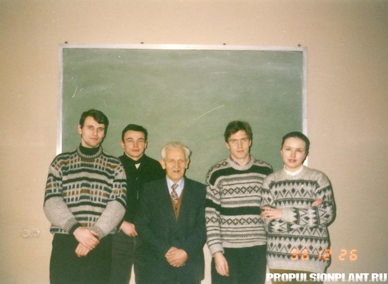 1996 декабрь_ Гордеев и дипломники.jpg