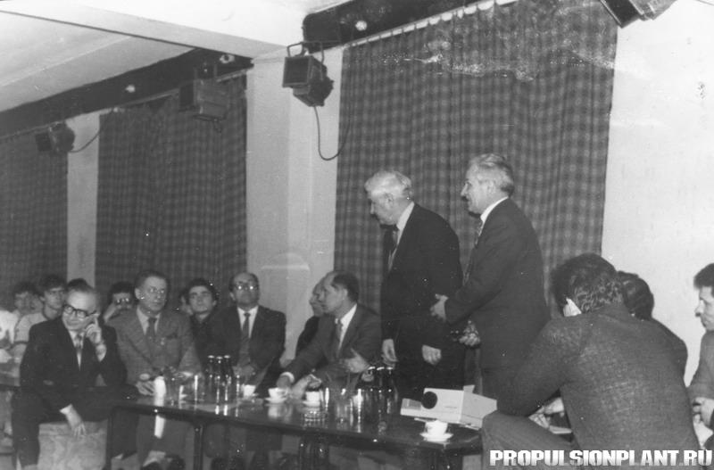 1983-4_Встреча в общежититии_стоят Иванченко и Гордеев сидят ЯН Вольфинзон.jpg