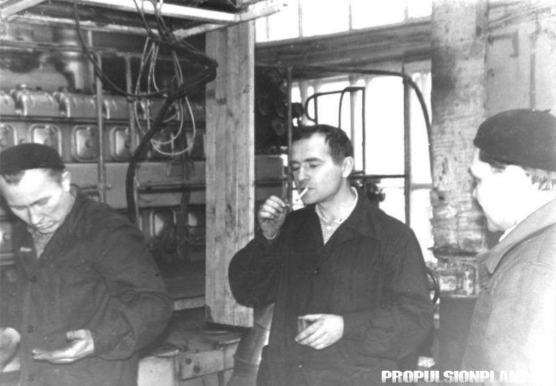 1960-е Яковлев и Константин Сорокин у двигателя GMC_2.jpg