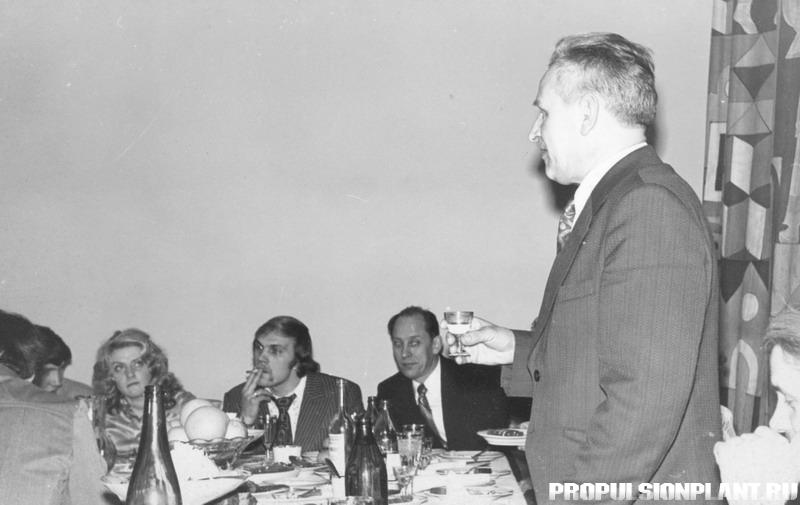 1977 март _Гордеев Плотников и выпускники.jpg