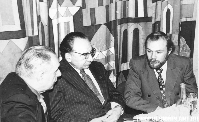 1977 март_ Чурбанов Шишкин и выпускник.jpg