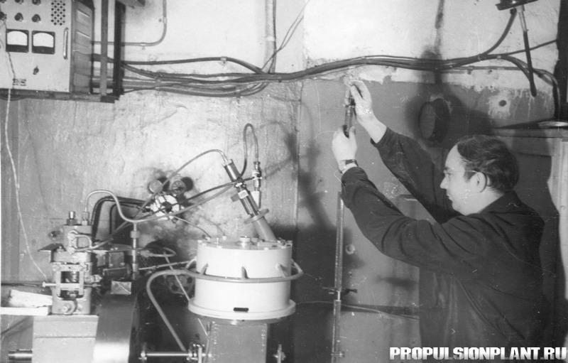1960-е болгарский аспирант в лаборатории.jpg