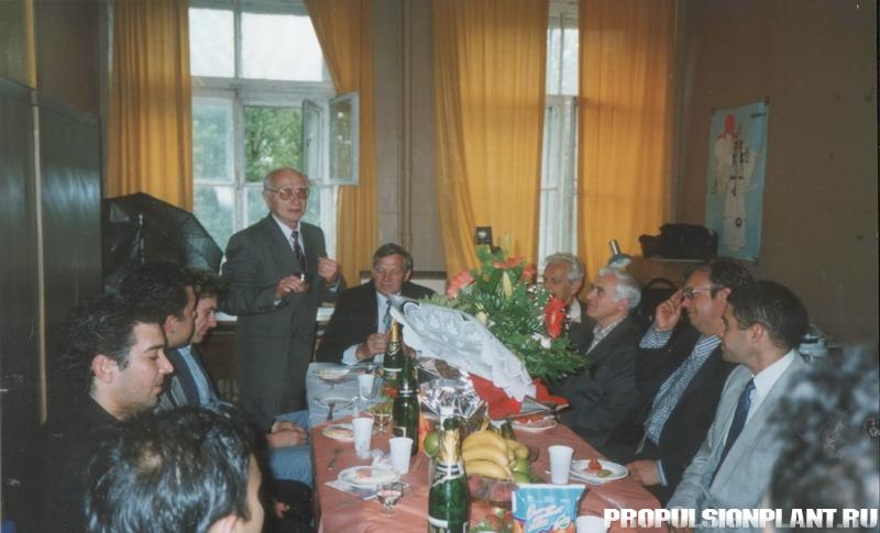 1999_Яковлев выступает на торжественном заседании с иностранными выпускниками.jpg