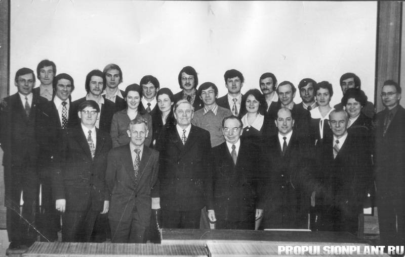 1977_Кафедра и выпускники.jpg