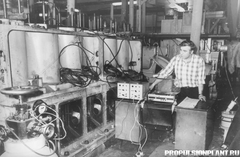 1970-е_Минасян в лаборатории.jpg