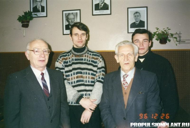 1996 декабрь_ Яковлев Гордеев и дипломники.jpg
