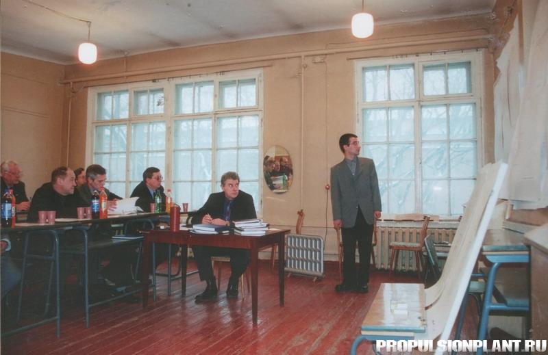 2003 февраль Защита дипломов на Звезде_Степанов и руководитель Семионичев.jpg