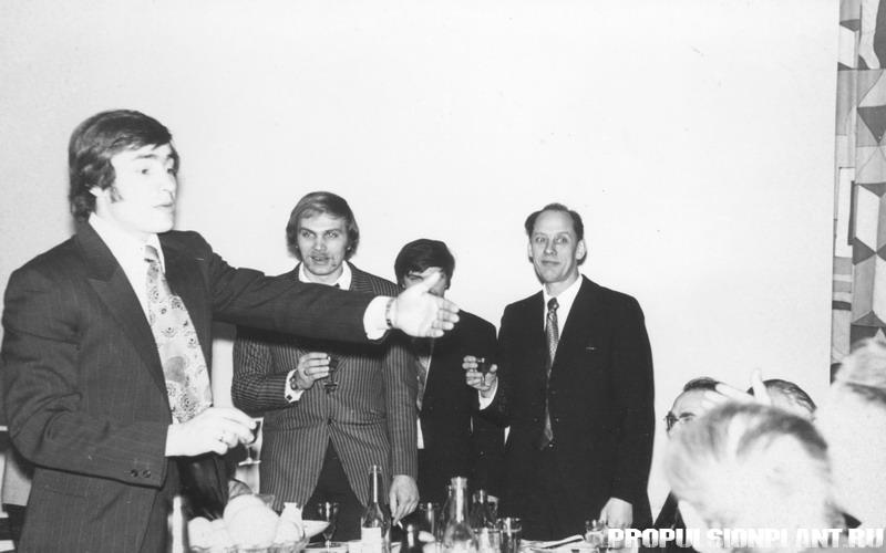 1977 март _Плотников с выпускниками.jpg