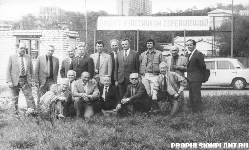 1989 май_Владивосток_Гордеев среди участников совещания УМО.jpg