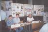 1998_Щукин на дежурстве в приемной комиссии у стендов сделанных Минасяном.jpg